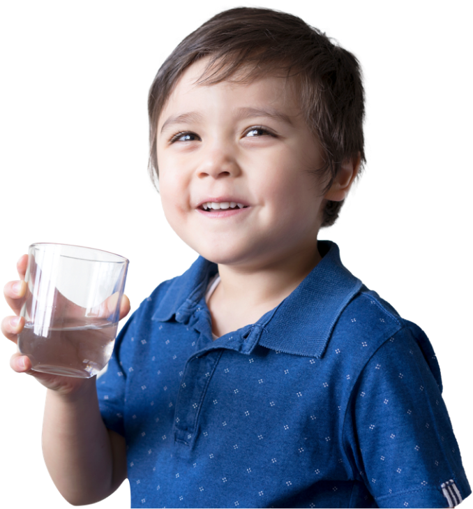Здоровый ребенок пьет чистую воду